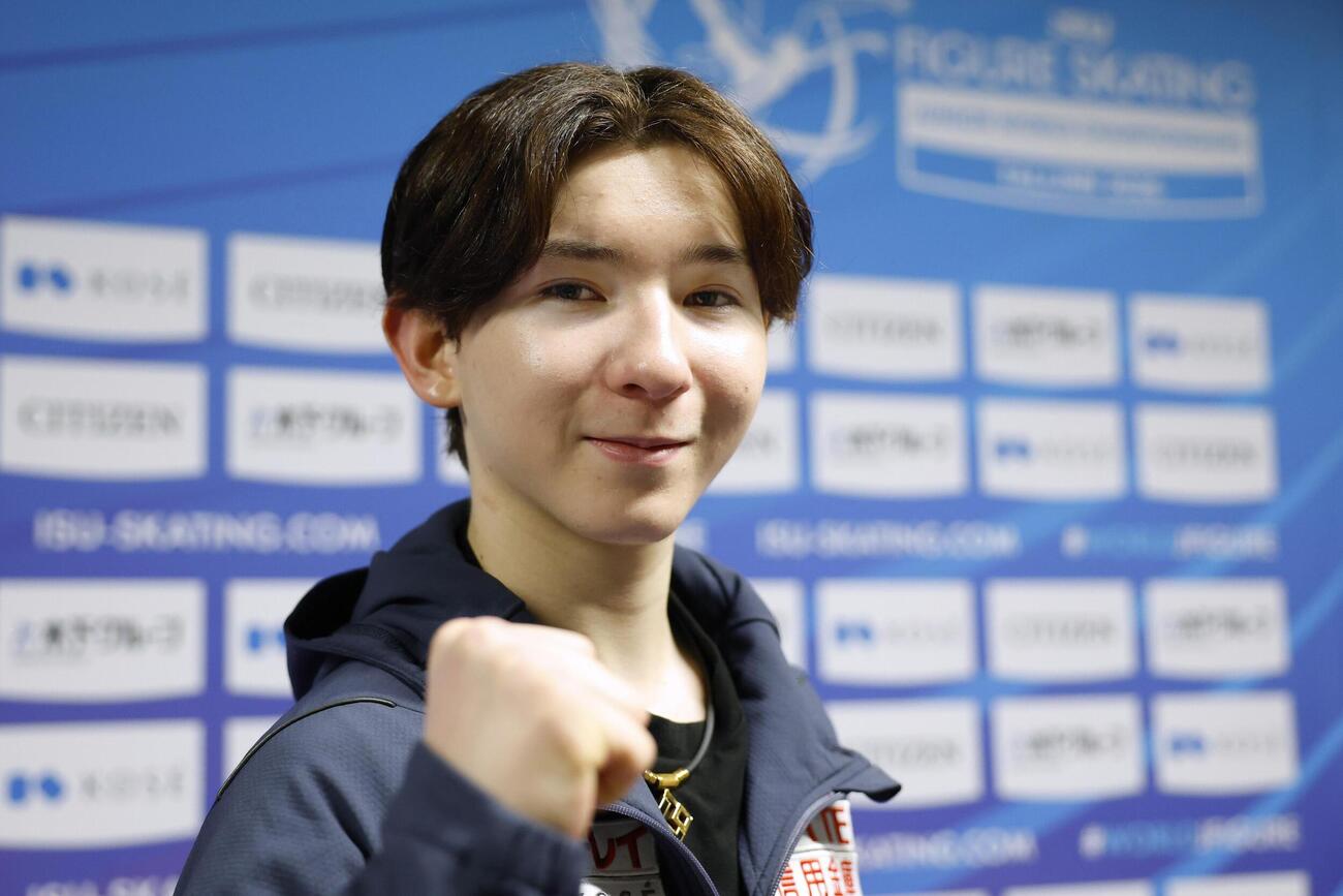 公式練習を終え、撮影に応じる中田璃士＝タリン（共同）