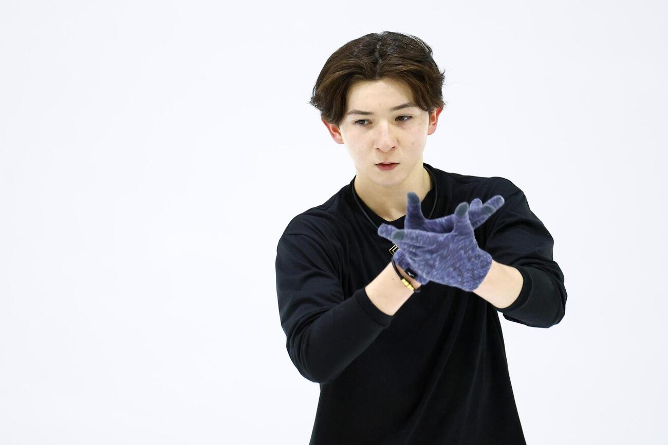 公式練習で調整する中田璃士＝タリン（共同）