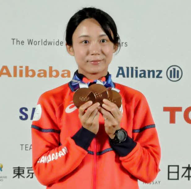 ミラノ・コルティナ五輪　3つの銅メダルを手にする高木美帆（2026年2月21日）