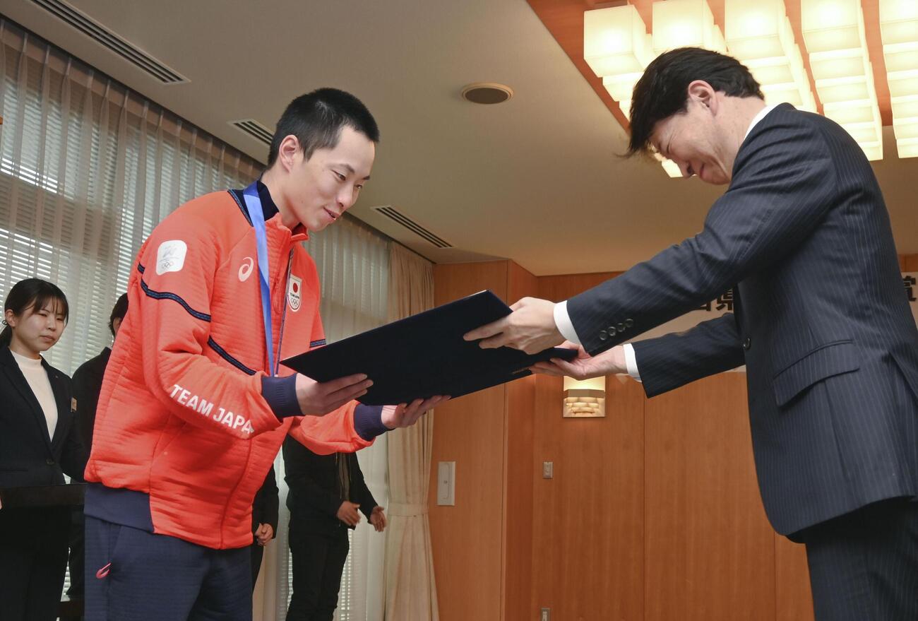 岡山県の県民栄誉賞を授与されたスノーボード男子の木村葵来選手（左）（共同）