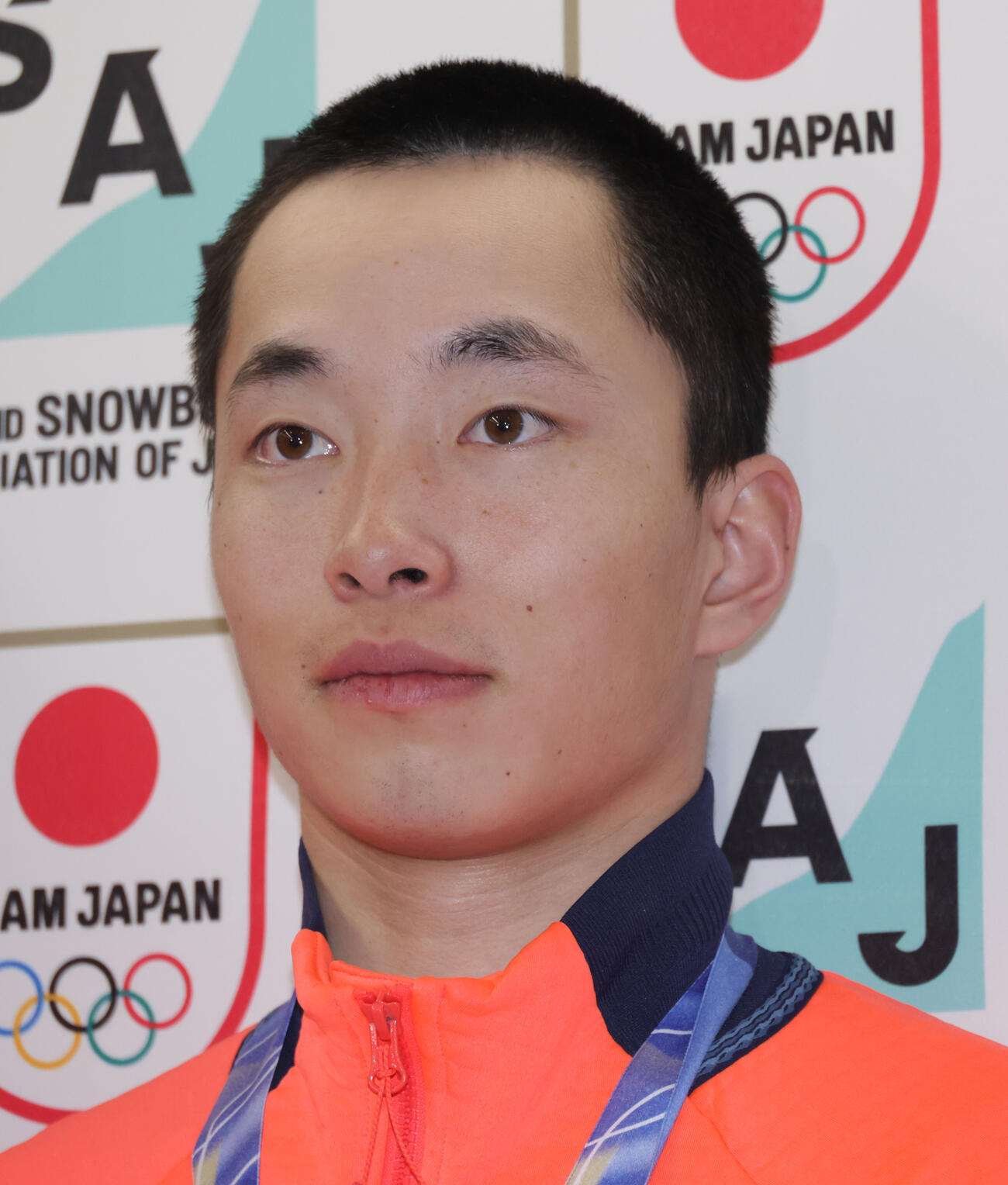 帰国したスノーボード木村葵来（撮影・中島郁夫）