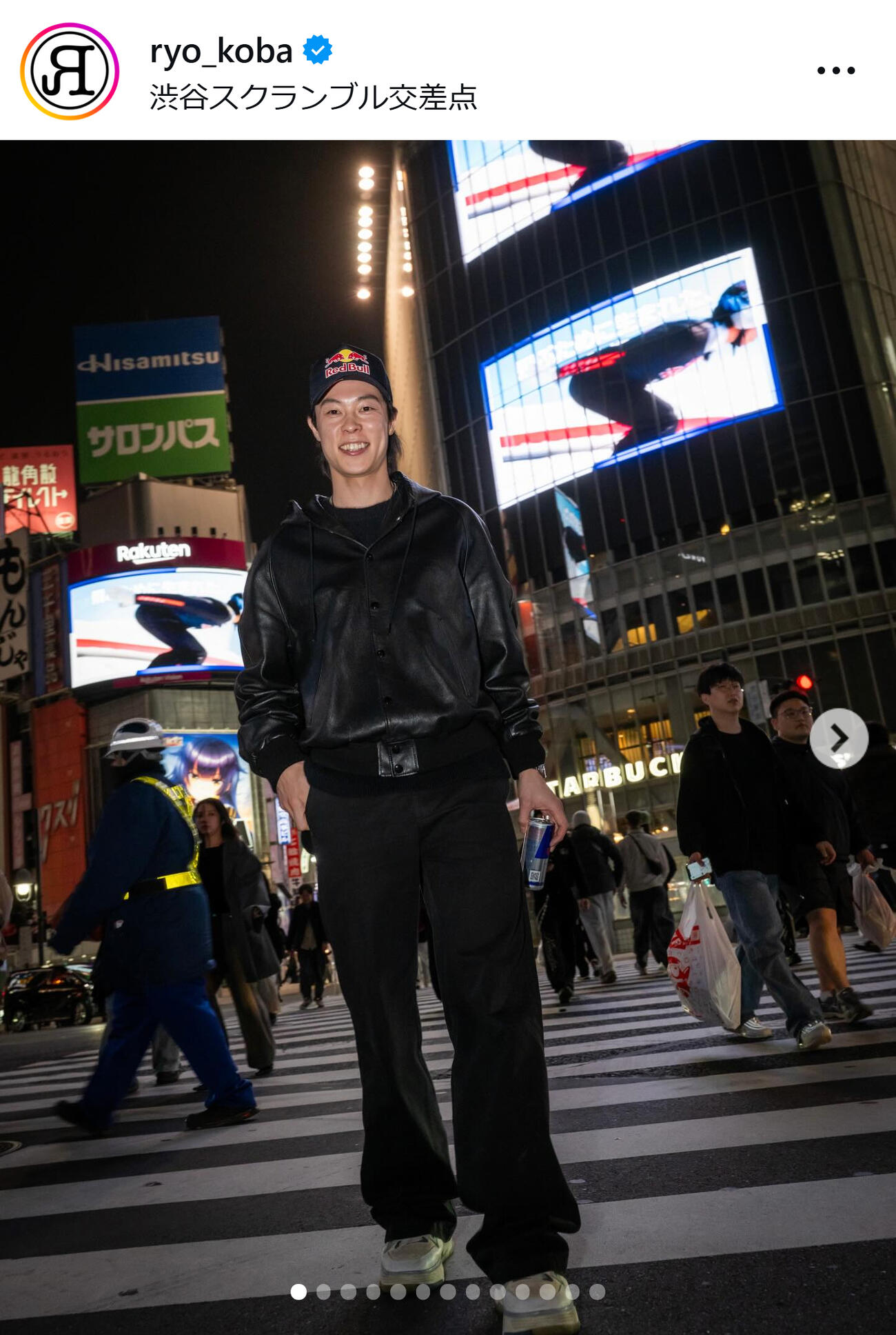 渋谷のスクランブル交差点に立つ小林陵侑（小林陵侑のインスタグラムから）