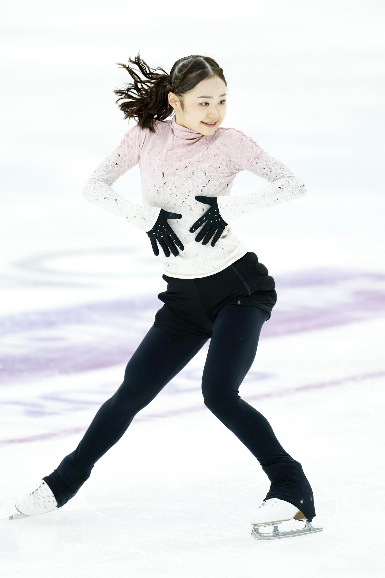 フィギュアスケート世界ジュニア選手権の公式練習で調整する島田麻央(共同)