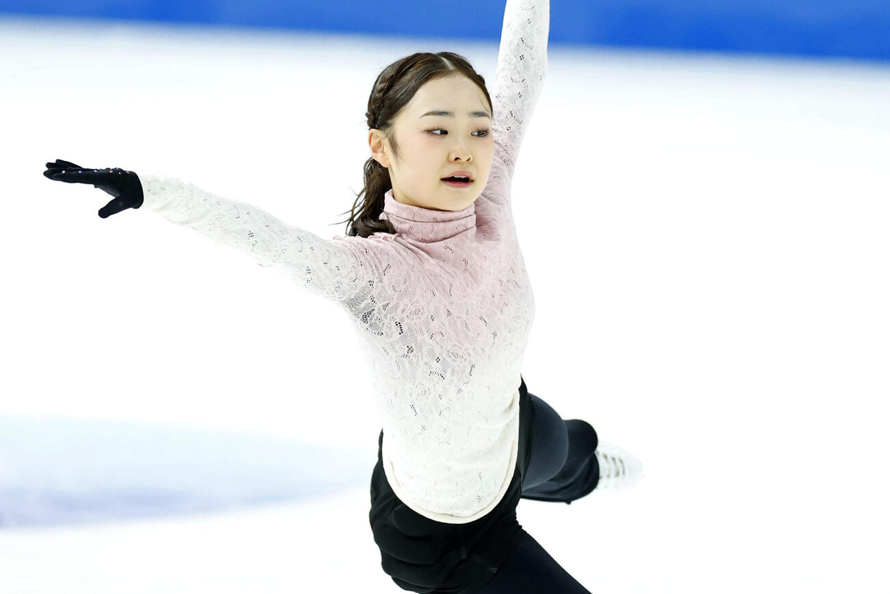 フィギュアスケート世界ジュニア選手権の公式練習で調整する島田麻央(共同)