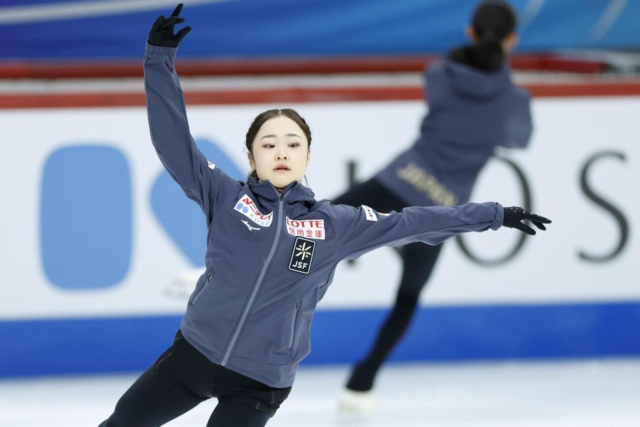 フィギュアスケート世界ジュニア選手権の公式練習で調整する島田麻央(共同)