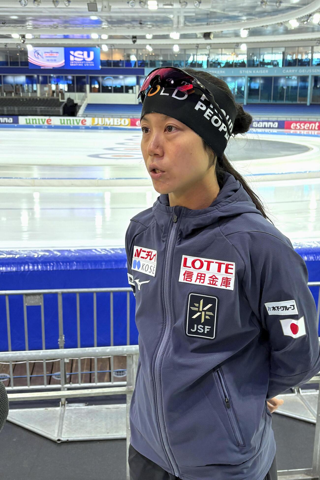 スピードスケート世界選手権に向けての練習後、取材に応じる高木美帆＝4日、ヘーレンフェイン（共同）