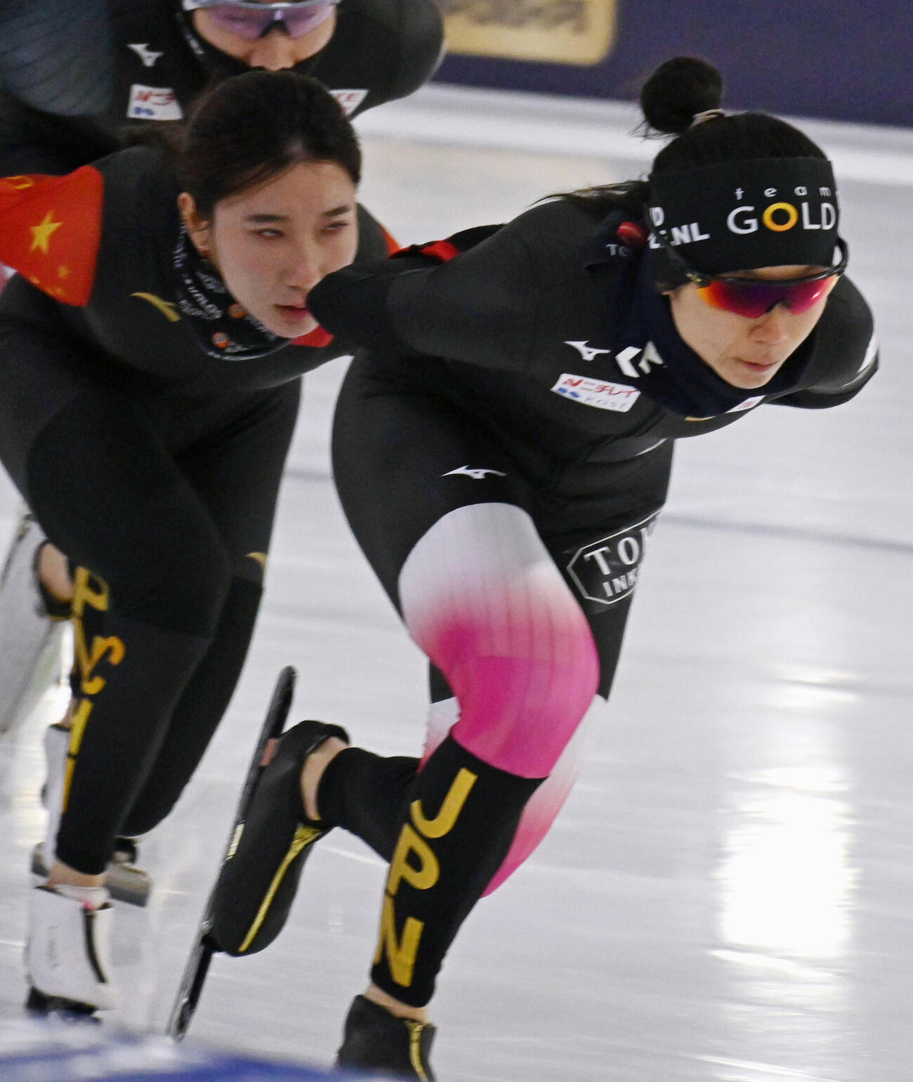 スピードスケート世界選手権に向けて調整する高木美帆（右）＝4日、ヘーレンフェイン（共同）