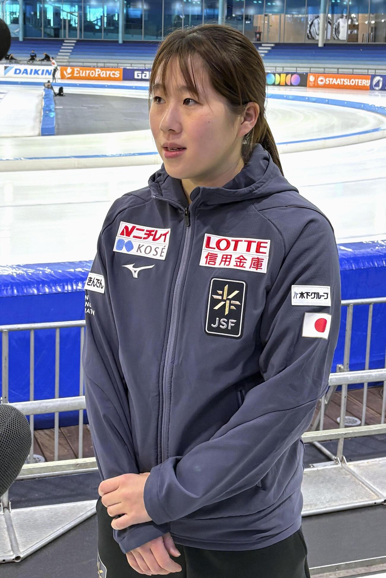 スピードスケート世界選手権に向けての練習後、取材に応じる堀川桃香＝4日、ヘーレンフェイン（共同）