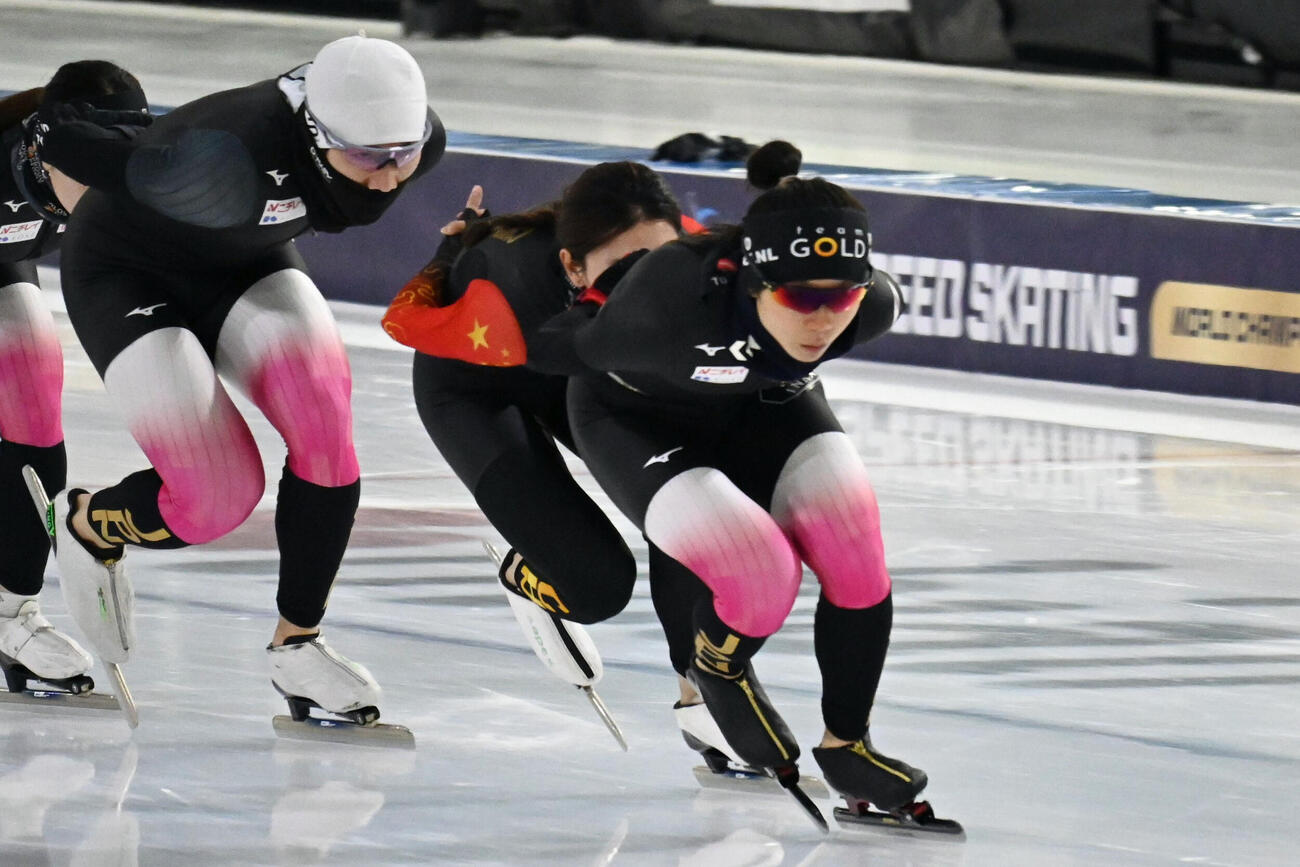 スピードスケート世界選手権に向け、本番会場で調整する高木美帆（右）＝4日、ヘーレンフェイン（共同）