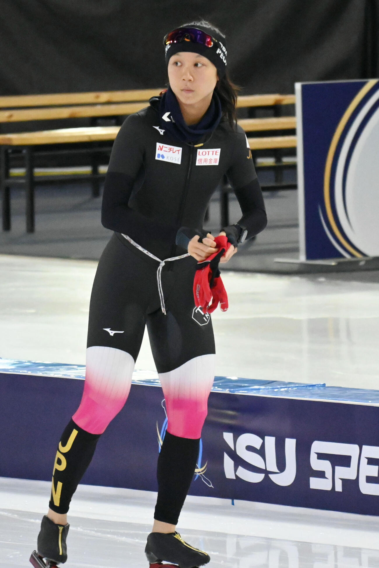 スピードスケートの世界選手権に向け、本番会場で調整する高木美帆＝4日、ヘーレンフェイン（共同）