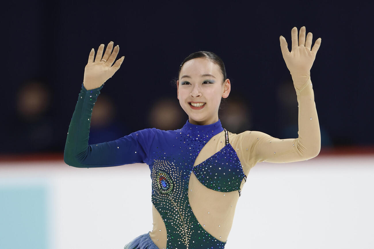 女子SPの演技を終え、歓声に応える岡万佑子（共同）
