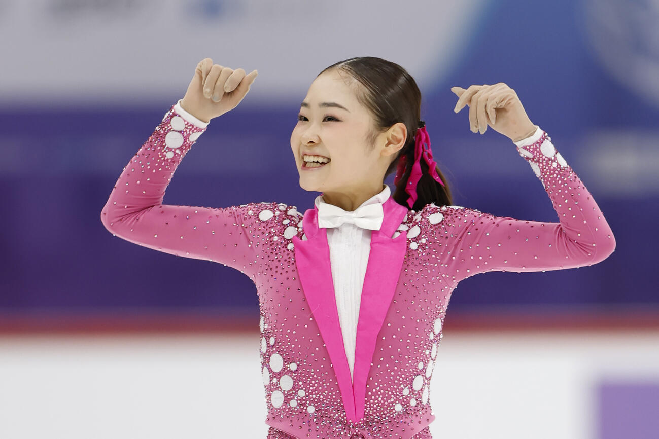 女子SPの演技を終え、ガッツポーズする島田麻央（共同）