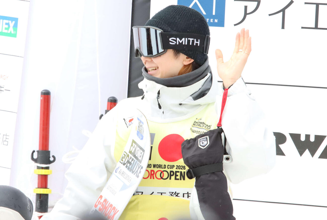 予選を終え、カメラに手を振る戸塚（撮影・保坂果那）