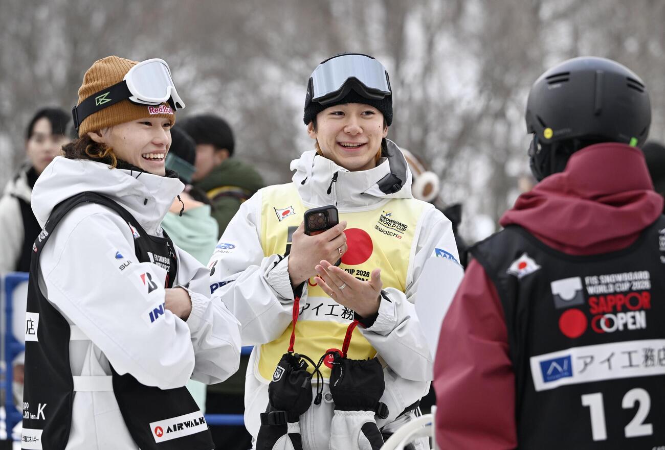 男子ハーフパイプの予選を終え、笑顔で他の選手を迎える山田（左）と戸塚（共同）