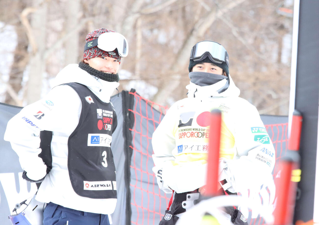 会話する戸塚（右）と山田（撮影・保坂果那）