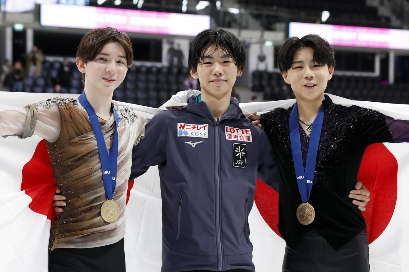 男子の表彰式後、撮影に応じる（左から）中田璃士、蛯原大弥、西野太翔（共同）