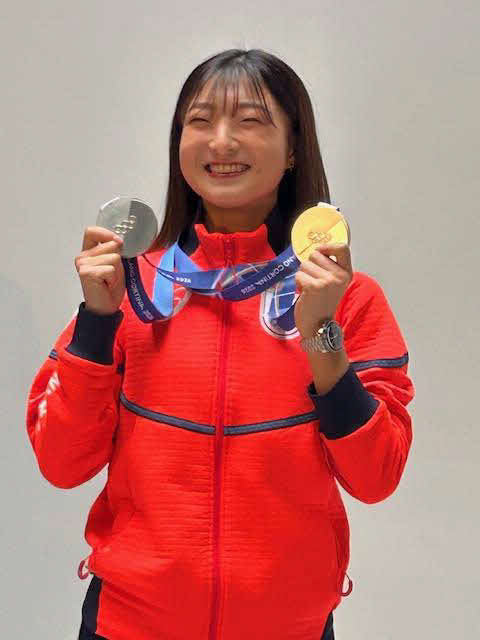 トークショーに参加した坂本花織は2つのメダルと腕時計を披露