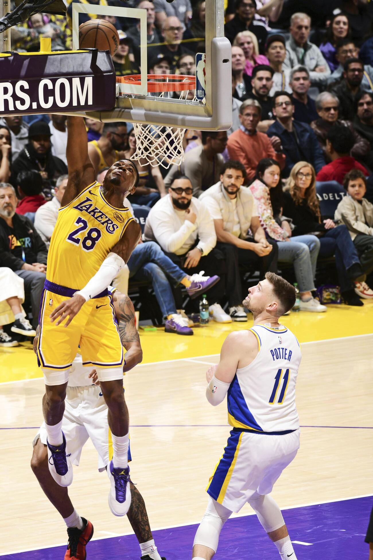 ペーサーズ戦でダンクシュートを狙うレイカーズの八村（28）＝ロサンゼルス（NBAE・ゲッティ＝共同）