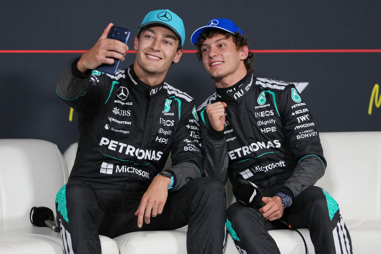 F1オーストラリア・グランプリ　アントネッリと自撮りするラッセル（AP）