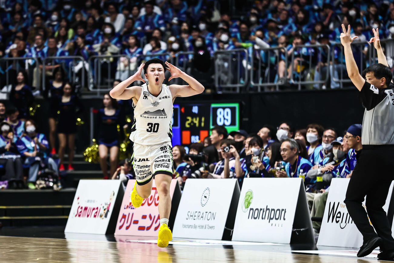 3ポイントシュートを決めたレバンガ北海道・富永　（C）B．LEAGUE