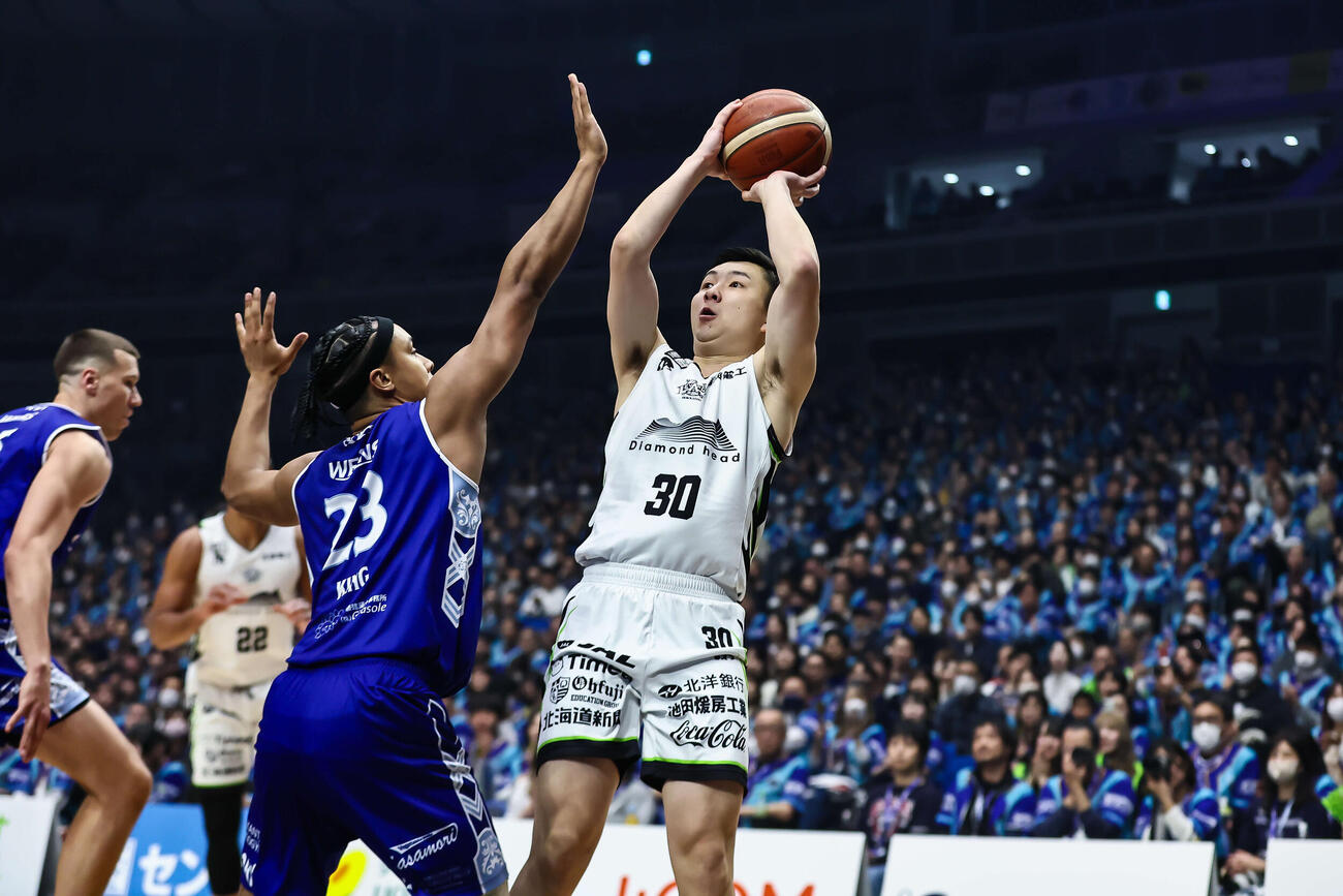 シュートを放つレバンガ北海道・富永　（C）B．LEAGUE