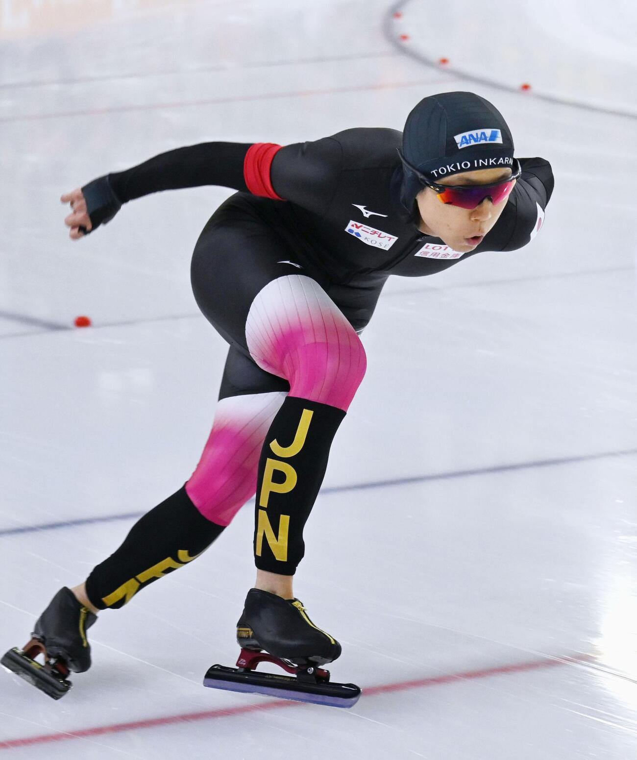 女子500 メートル で滑走する高木美帆＝ヘーレンフェイン（共同）