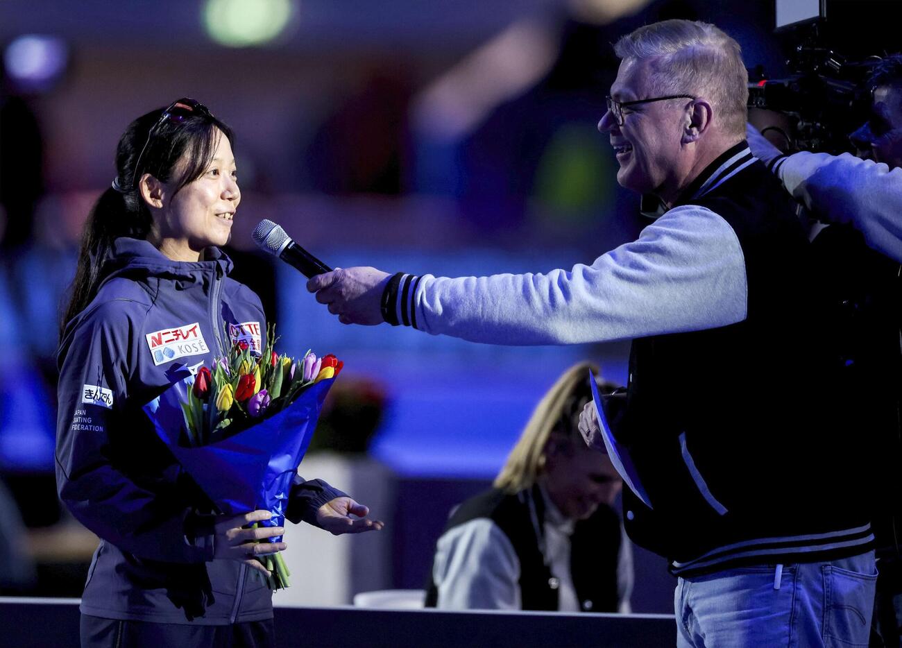 女子3000メートルを終え、インタビューに応じる高木美帆（共同）