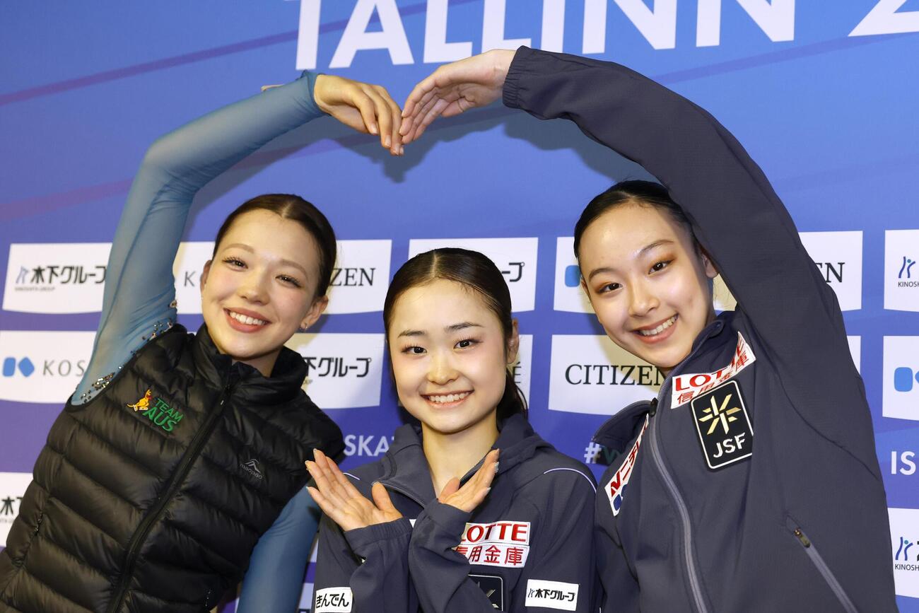 記者会見でポーズをとる（左から）2位のハナ・バース、優勝の島田麻央、3位の岡万佑子（共同）