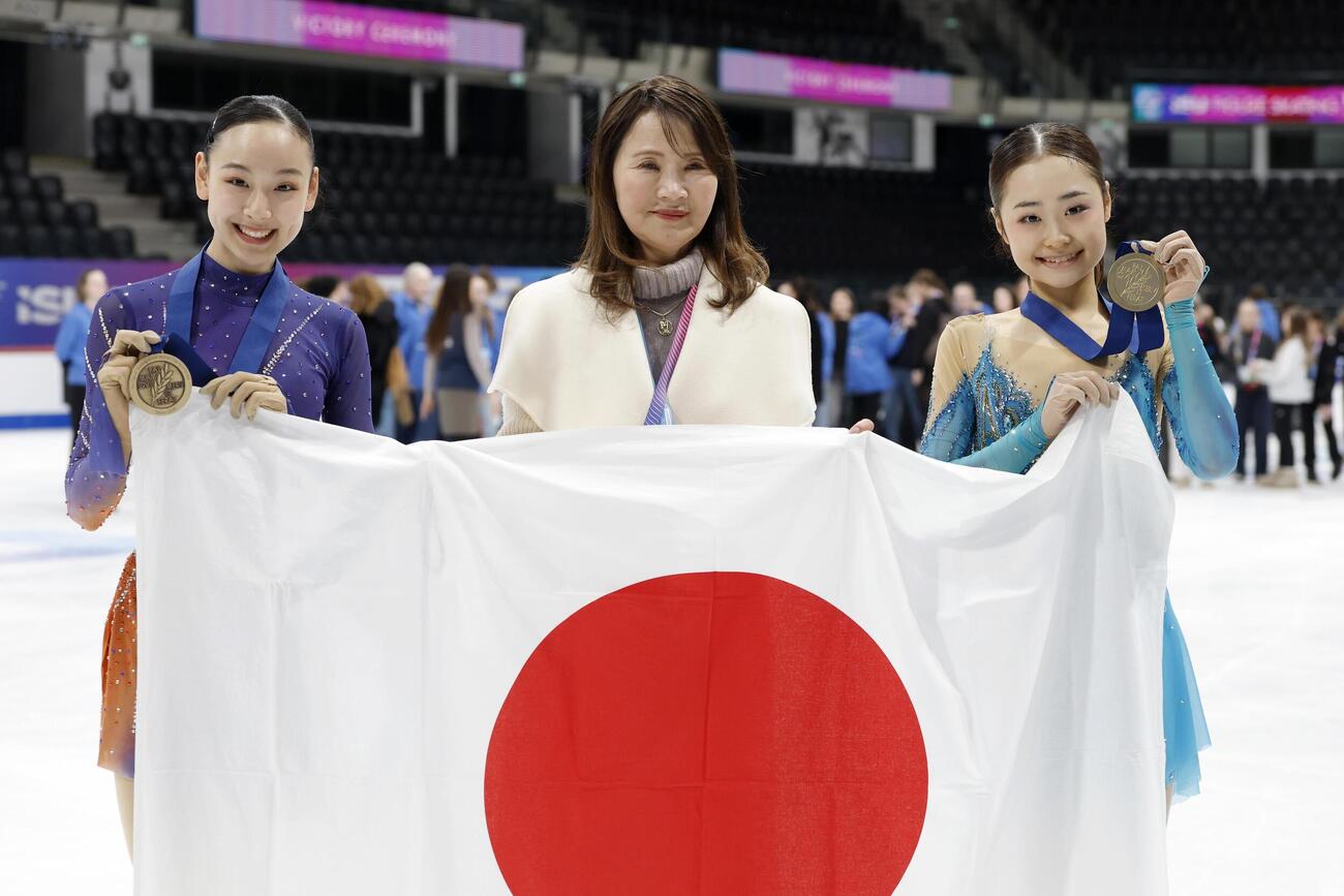 表彰式後、浜田美栄コーチ（中央）と写真に納まる島田麻央（右）と岡万佑子（共同）