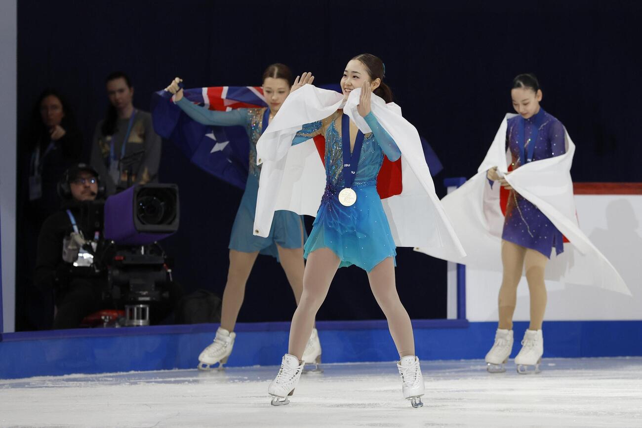 表彰式を終え、場内一周する島田麻央（手前）（共同）