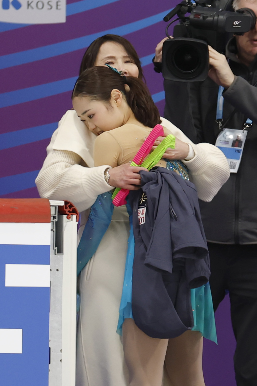 女子フリーの演技を終え、浜田美栄コーチ（奥）と抱き合う島田麻央（共同）