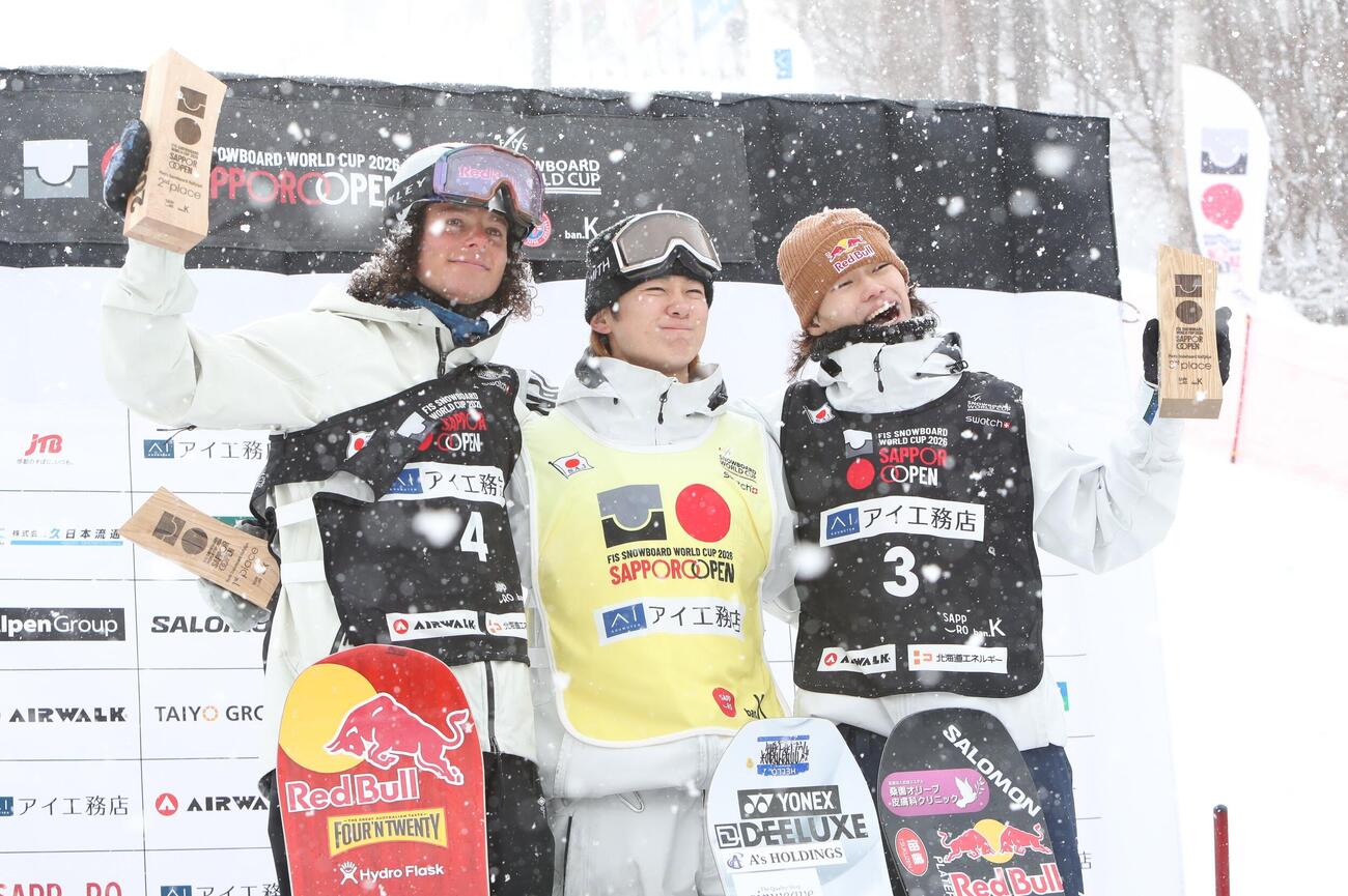 優勝した戸塚優斗（中央）。左は2位グセリ・バレンティノ。右は3位山田流聖（撮影・奥村晶治）
