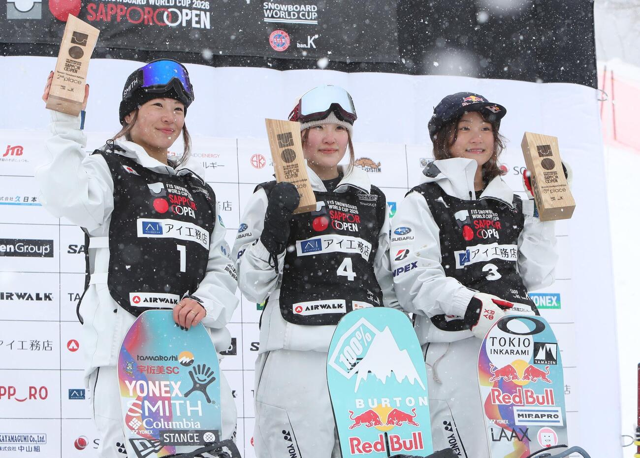 優勝した小野光希（中央）。左は2位富田せな、右は3位清水さら（撮影・奥村晶治）