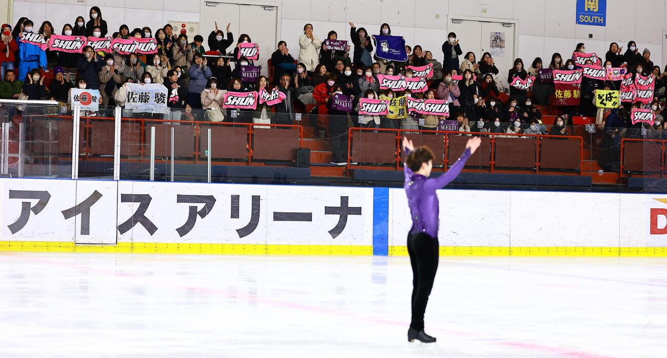明法オンアイスで佐藤駿の演技に盛り上がる観客（撮影・野上伸悟）