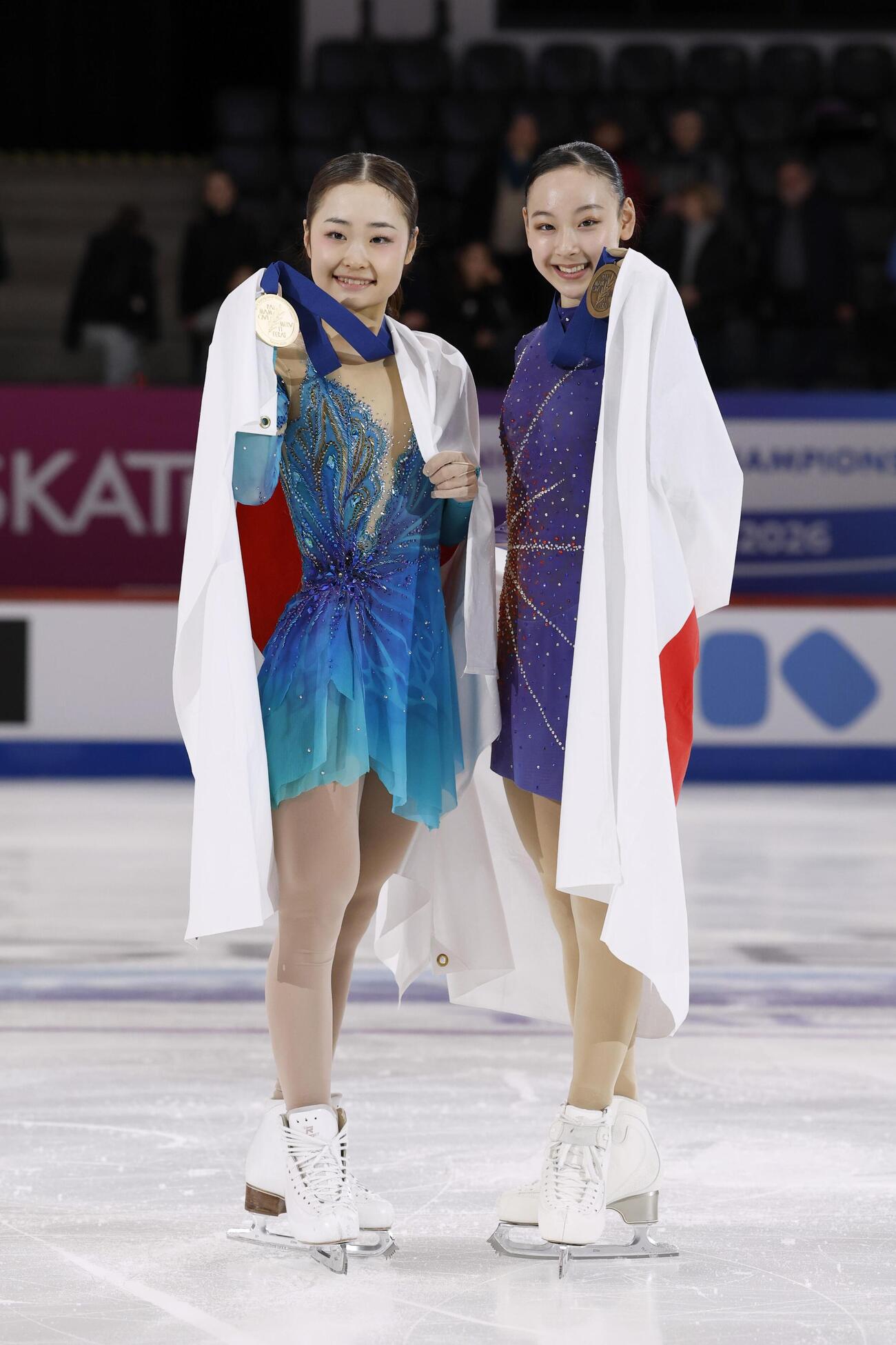 ジュニアの全種目を通じて史上初の4連覇を果たした島田麻央（左）と3位に入った岡万佑子（共同）
