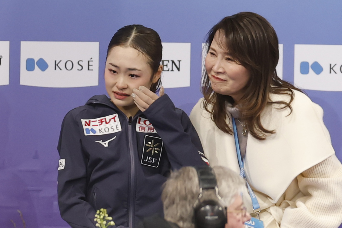 優勝が決まり、涙を流す島田麻央。右は浜田美栄コーチ（共同）