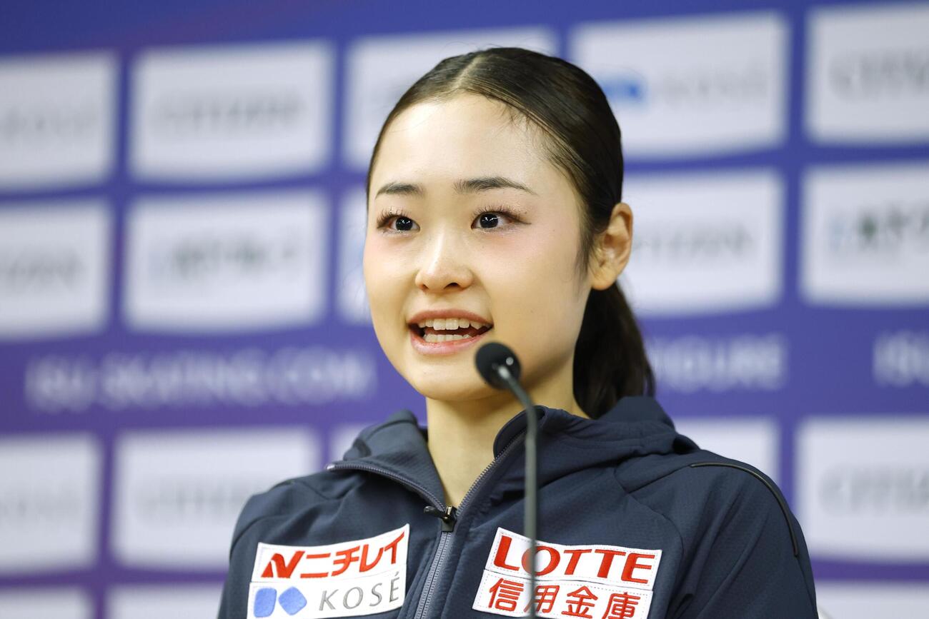 女子で優勝し、記者会見する島田麻央（共同）