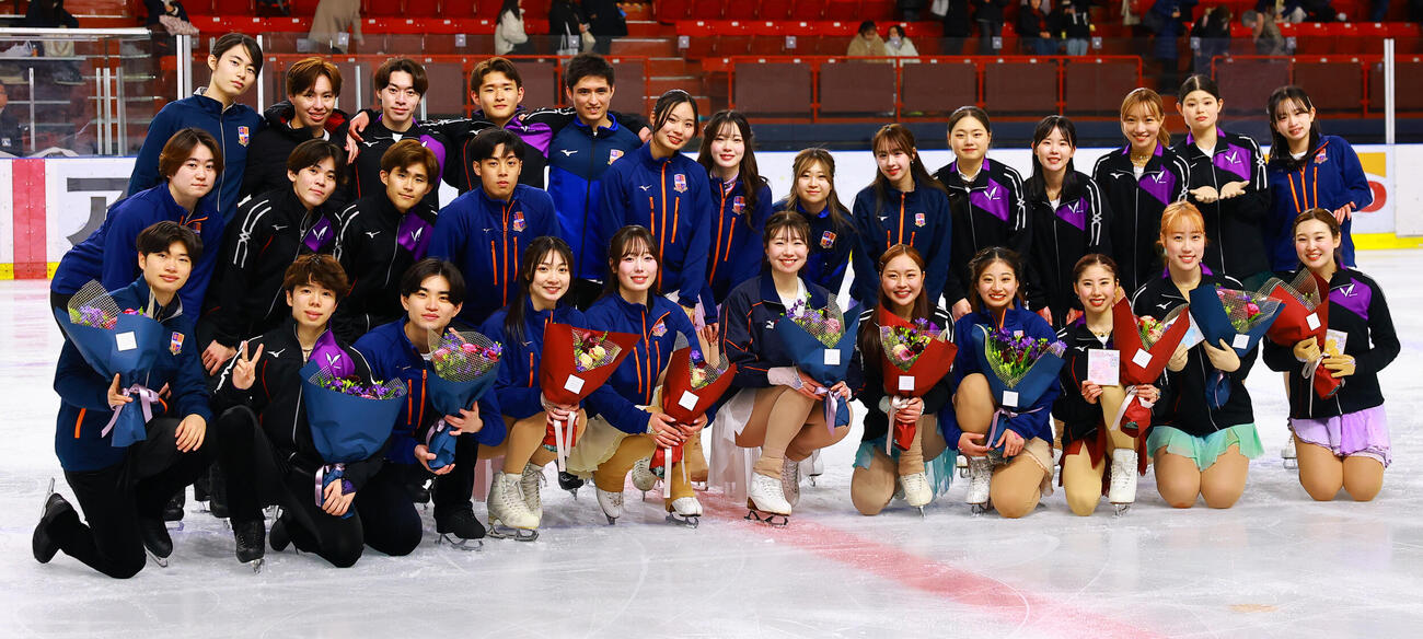 明法オンアイスを終え記念写真に納まる佐藤駿（前列左から2人目）ら（撮影・野上伸悟）