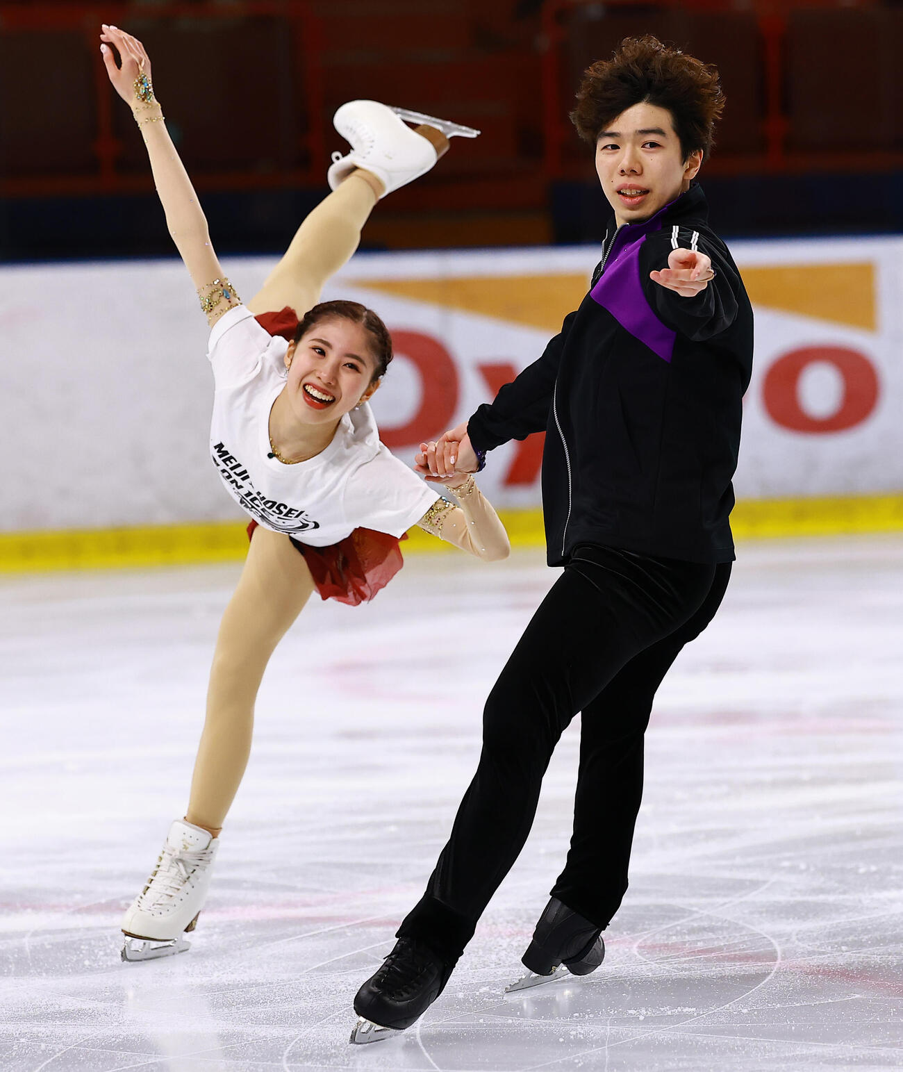 明法オンアイスに登場した住吉りをん（左）と佐藤駿（撮影・野上伸悟）