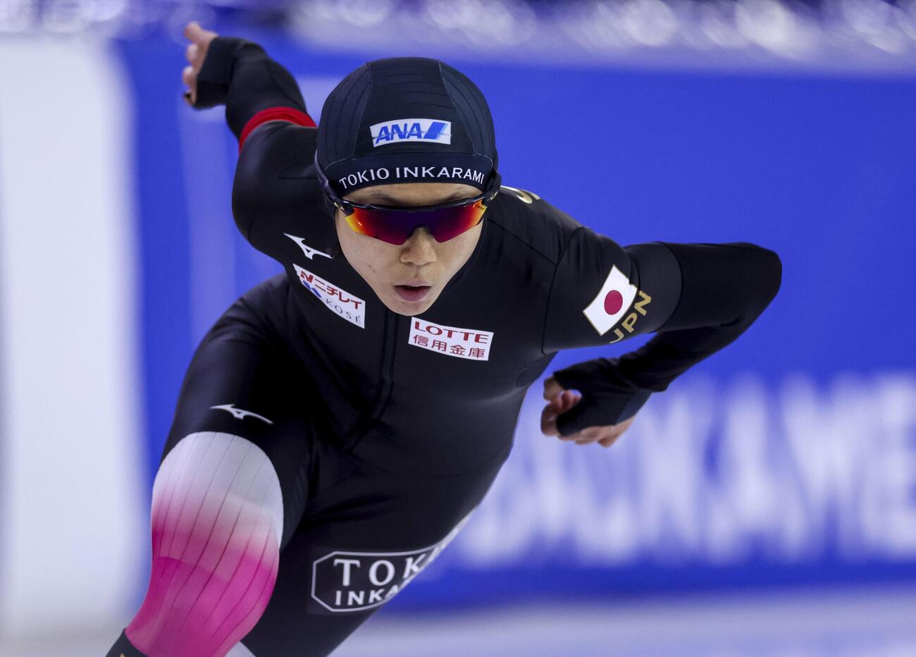 女子500 メートル で滑走する高木美帆＝ヘーレンフェイン（共同）