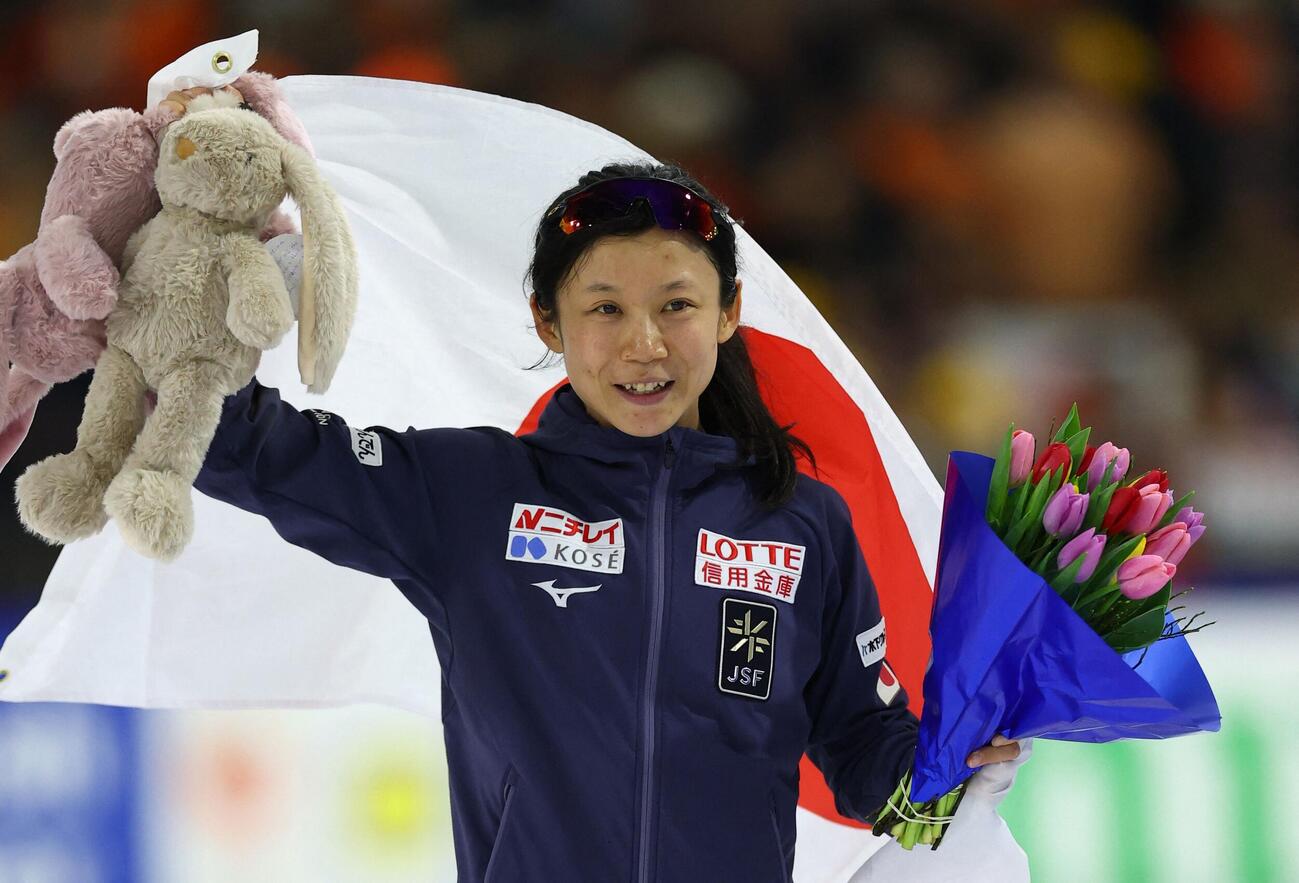 レースを終え声援に応える高木美帆（ロイター）