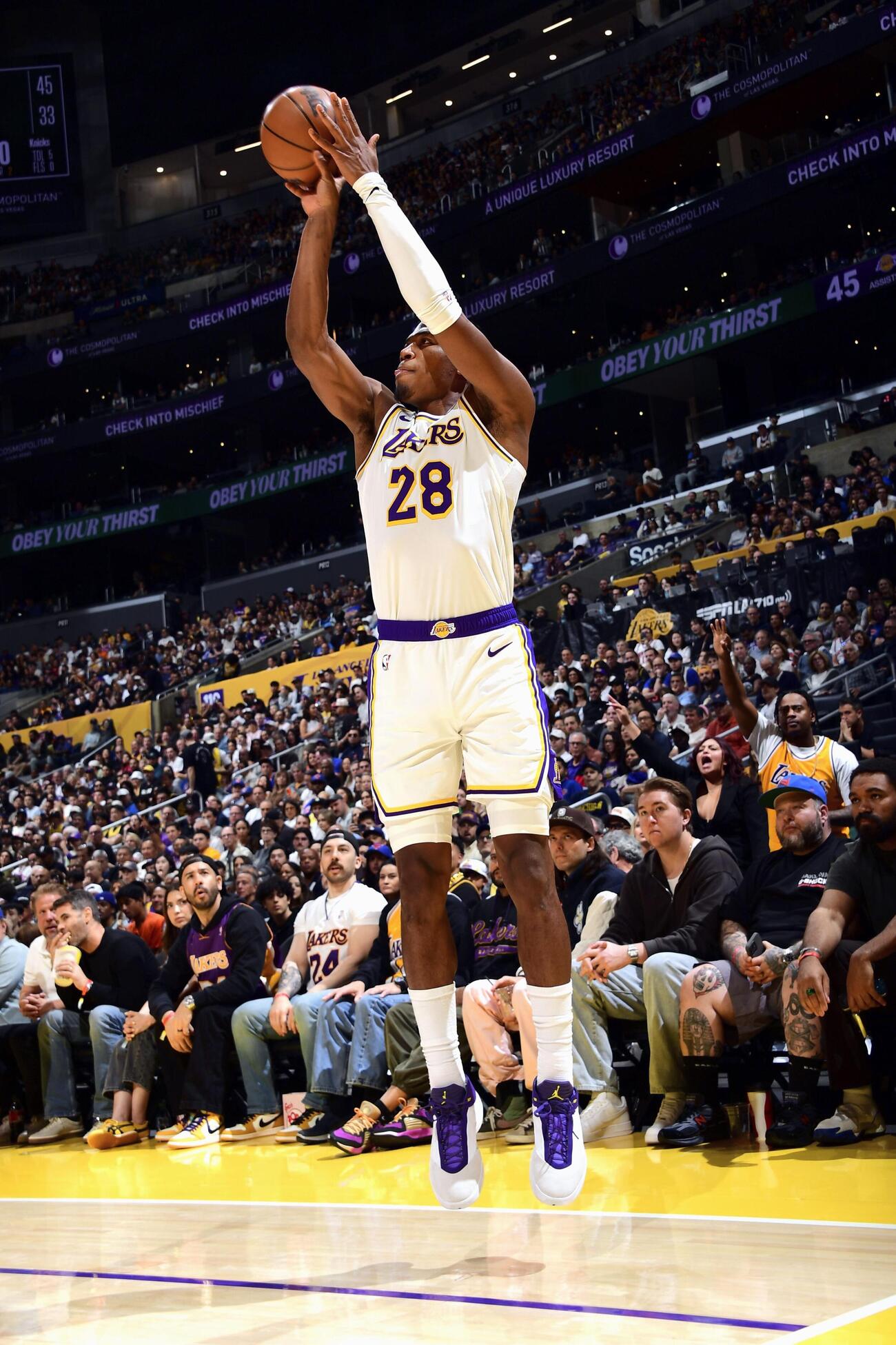 ニックス戦でシュートを放つレーカーズの八村（NBAE・ゲッティ＝共同）