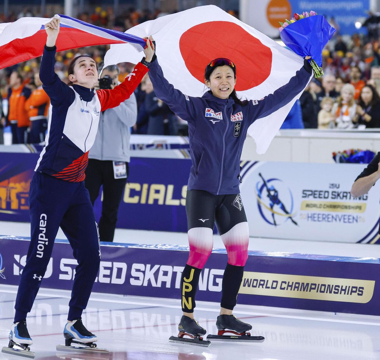 女子オールラウンド部門で総合3位になった高木美帆（右）（共同）