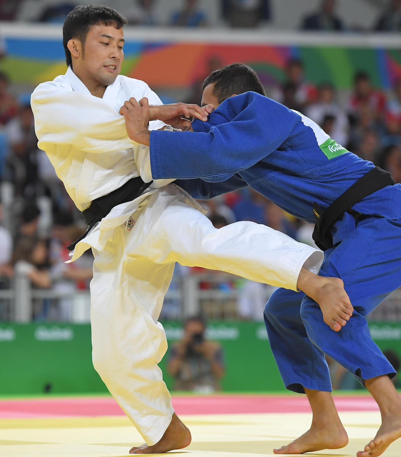 リオデジャネイロ五輪　柔道男子60キロ級・3位決定戦　アゼルバイジャンのオルカン・サファロフ（右）に勝ち銅メダルを獲得した高藤直寿（2016年8月撮影）