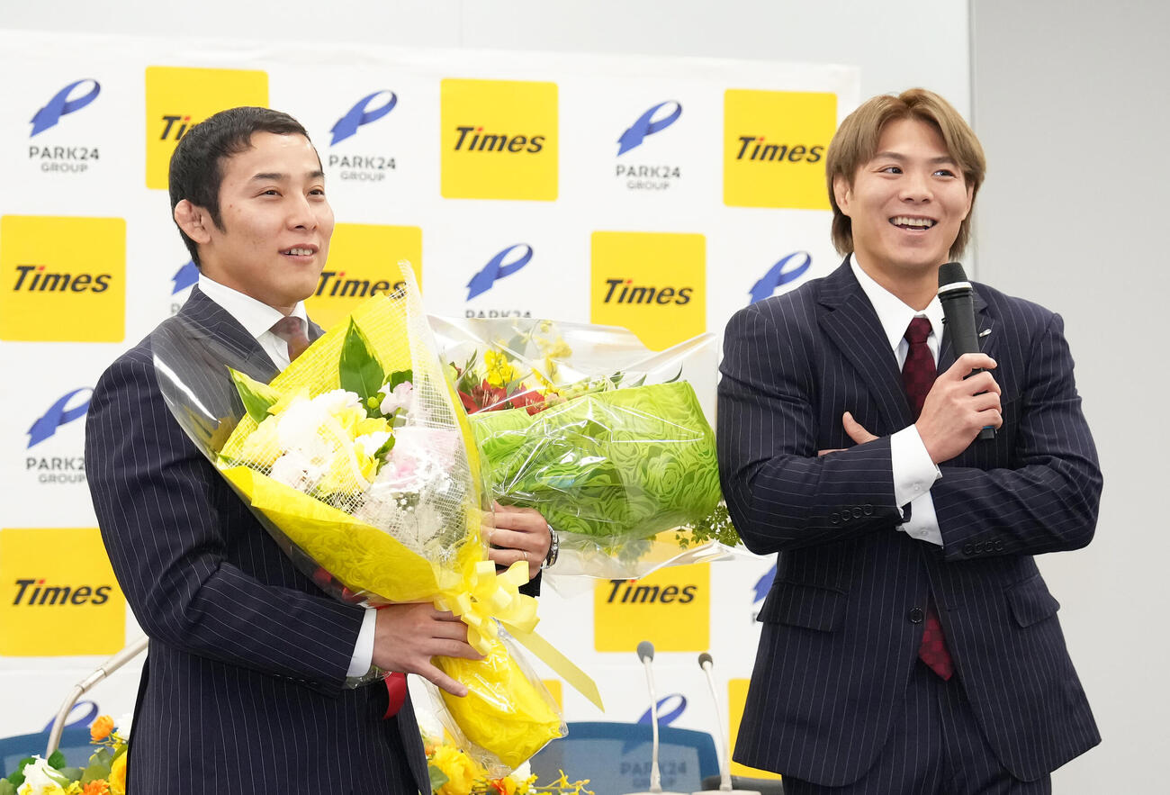 引退会見を終えた高藤（左）は阿部から花束を受け取り笑顔（撮影・足立雅史）