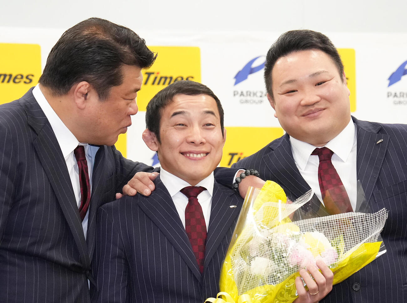 引退会見を終えたパーク24柔道部高藤との記念撮影でカメラマンのリクエストにおどける同部吉田総監督（左）。右は同部男子海老沼監督（撮影・足立雅史）