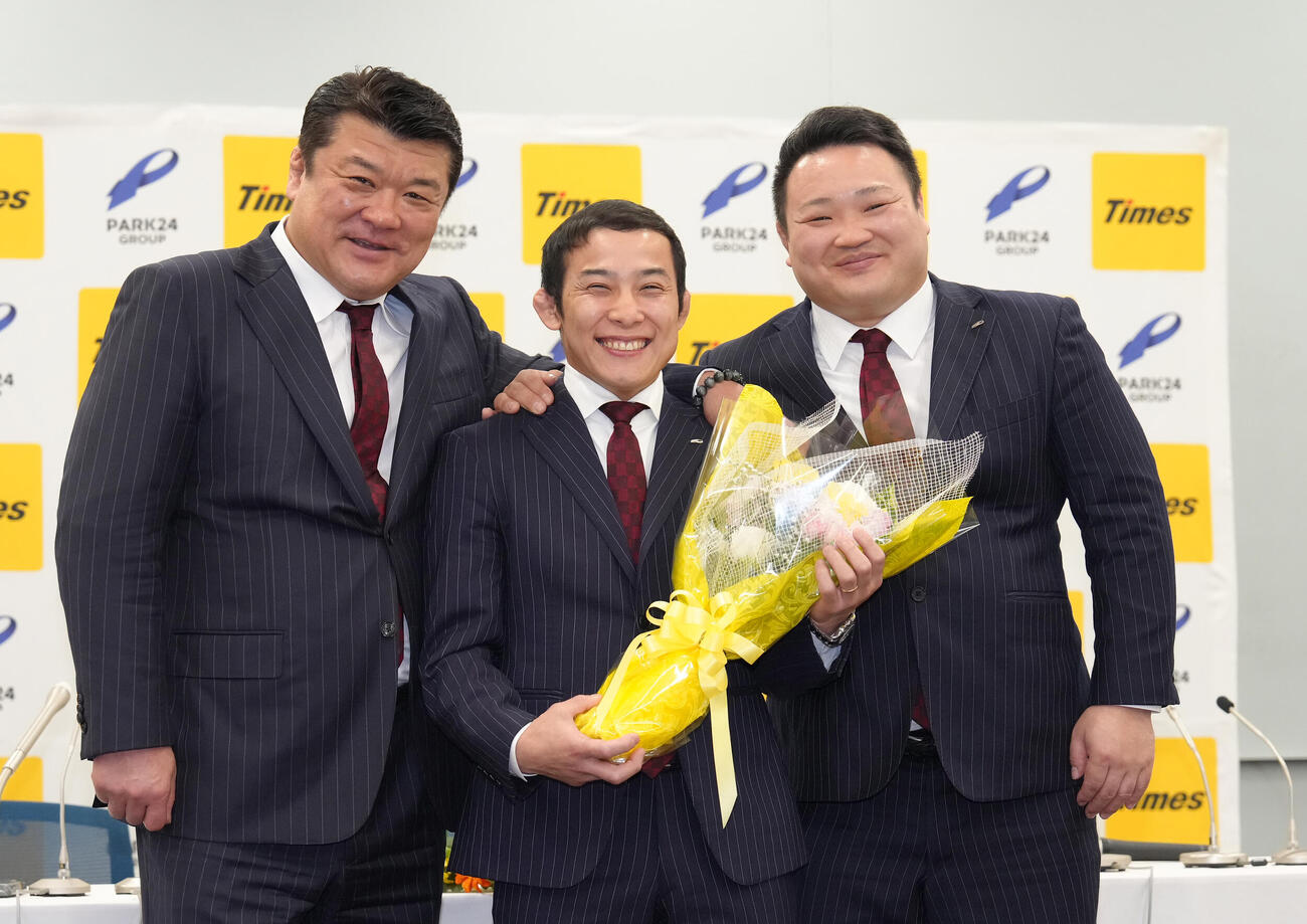 引退会見を終えたパーク24柔道部高藤（中央）は同部吉田総監督（左）、同部男子海老沼監督と笑顔で記念撮影（撮影・足立雅史）