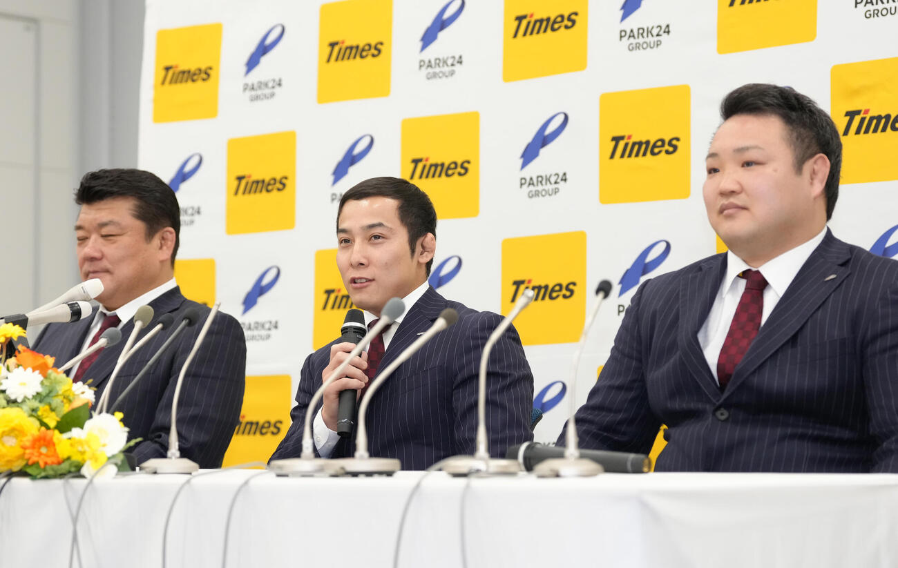 会見に臨むパーク24柔道部高藤（中央）。左は同部吉田監督、右は同部男子海老沼監督（撮影・足立雅史）
