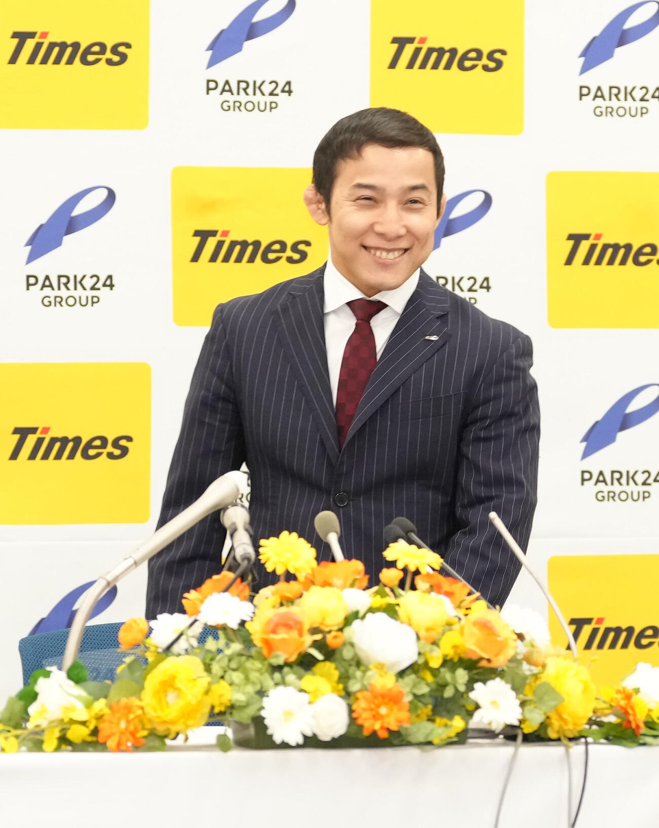 笑顔で会見に臨む高藤（撮影・足立雅史）