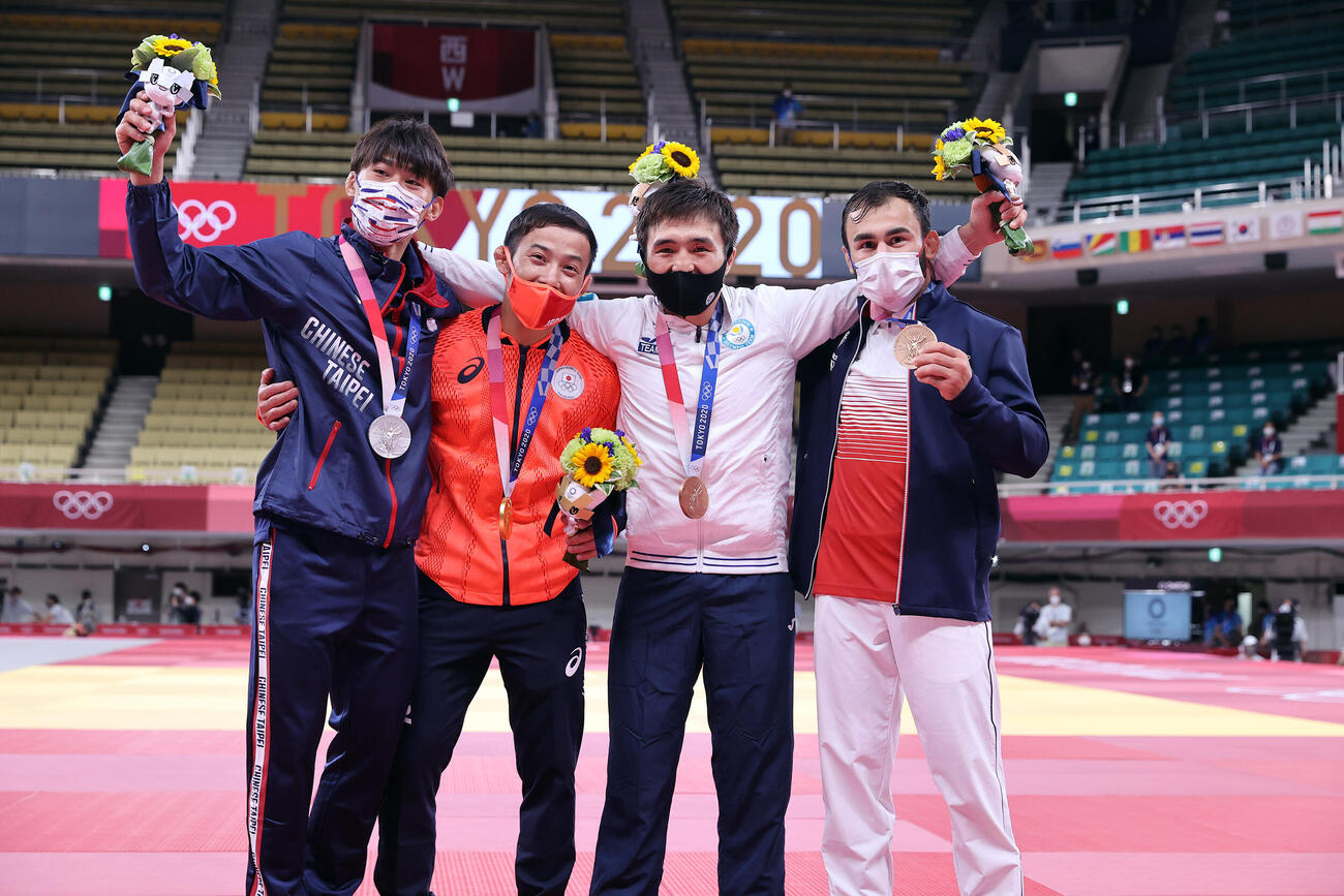 東京五輪　柔道男子60キロ級で金メダルを獲得した高藤（左から2人目）はメダリストと記念撮影。左から銀メダルの楊、1人おいて銅メダルのスメトフ、ムケイズ（2021年7月24日）